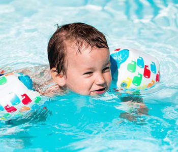 Piscine bébé 2 mois : voici les conseils à suivre