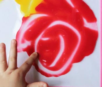 Pédagogie Montessori : activité peinture au doigt