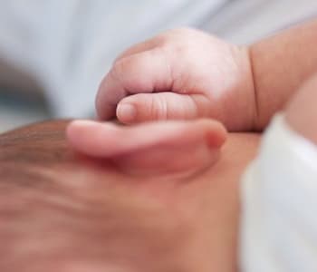 1920_bebe-touche-oreille