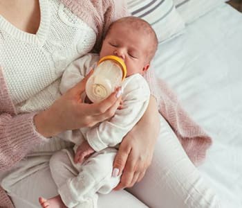 Oui vous pouvez mettre de l'eau du robinet dans le biberon de votre  tout-petit.