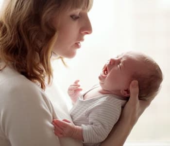 2174_positions-soulager-bebe-pleurs-position-magique