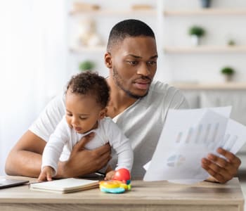 papa en télé-travail et s'occupant de son bébé en congé parental à temps partiel