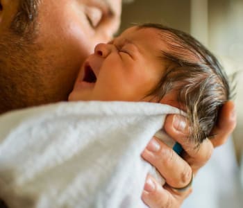 papa serrant son bébé nouveau-né dans les bras et l'embrassant