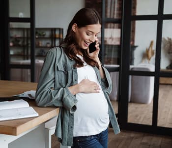 femme enceinte au téléphone avec son agenda
