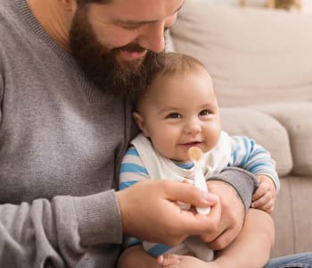 papa donnant à manger à la cuillère à son bébé