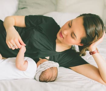 maman en train de jouer avec son bébé