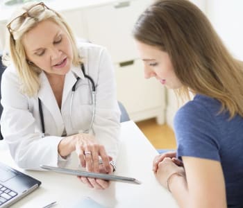 femme en rendez-vous médical avec un médecin