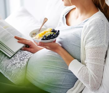 femme enceinte en train de manger une salade de fruits