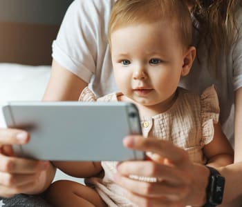 bébé en train de regarder l'écran d'un téléphone