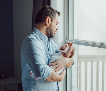 papa avec son enfant dans les bras