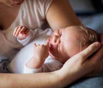 maman tenant son bébé dans les bras