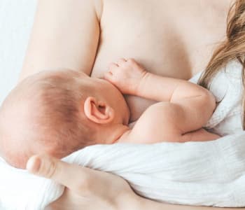 femme en train d'allaiter son bébé