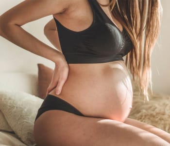 femme enceinte ayant mal au dos