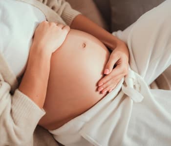 pantalon de grossesse et ventre de femme enceinte