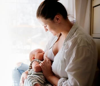 femme en train d'allaiter son bébé