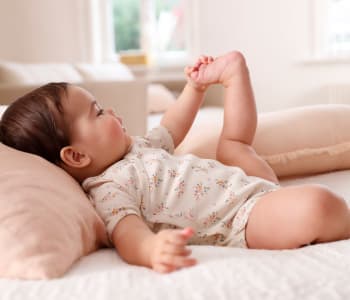 Bébé qui s'amuse seul