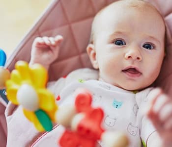 Jouets pour l'éveil d'un bébé de 2 mois