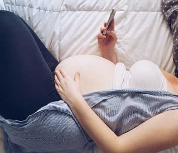Grossesse alitée : 10 moyens de s’occuper