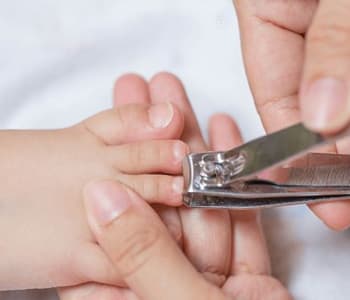 Couper les ongles et cheveux de bébé