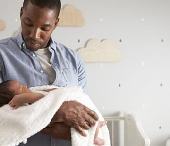Devenir père : les premières semaines avec bébé