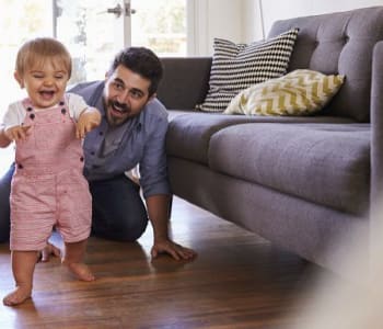Bébé marche : comment sécuriser votre maison