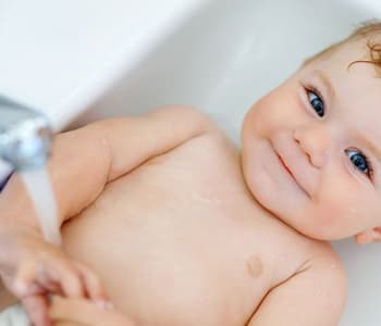 Bain de bébé : conseils, précautions à prendre et accessoires de bain
