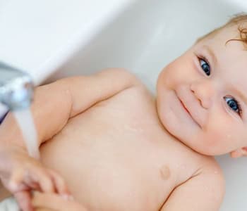 Tout savoir sur le bain libre de bébé