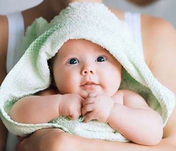 Enfant garçon regarde dans la machine à laver.Bébé garçon