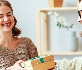 Faut-il offrir un cadeau de naissance à la maman ?