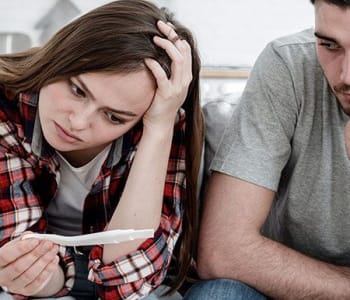 Couple inquiet face à un test de grossesse négatif