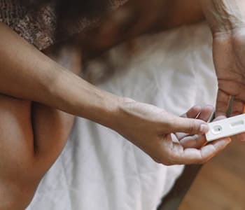 Couple déçu qui regarde le résultat d'un test de grossesse