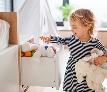 Comment apprendre à son enfant à jouer dans sa chambre ? 