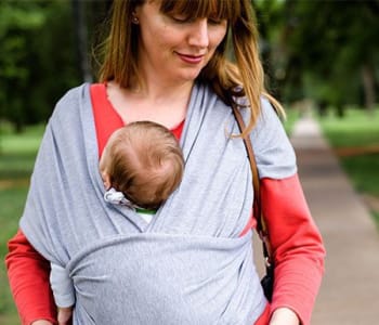 Choisir un porte-bébé physiologique rapide et facile à installer