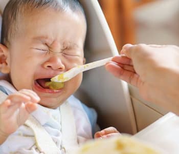 Mon enfant refuse de manger : je fais quoi ?