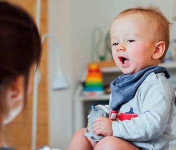 Quand bébé se met à parler