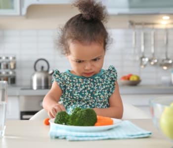 27 mois enfant boude son assiette 1