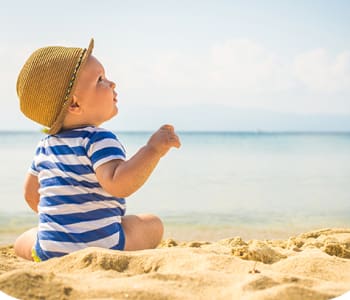 Bien protéger bébé de la chaleur en voiture