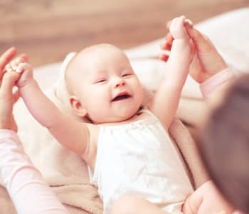 Rires de bébé 4 mois avec jouet sur le plancher. Jouet en premier