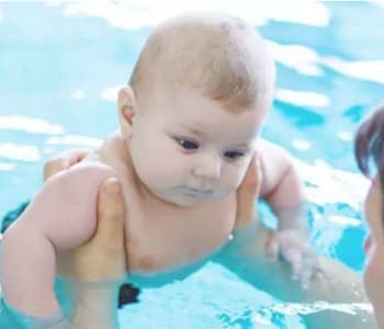 Emmener bébé à la piscine