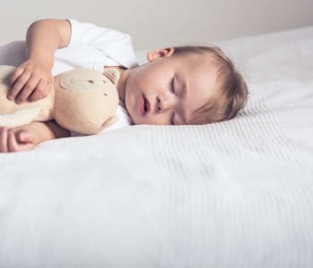 L'astuce de la bouillotte, pour faire dormir les nourrissons dans leur lit  – Mon Côté Maman