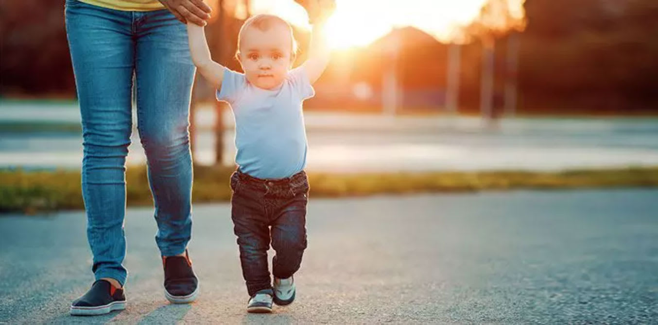 Chaussons et chaussures pour bébé : quel modèle pour quel âge