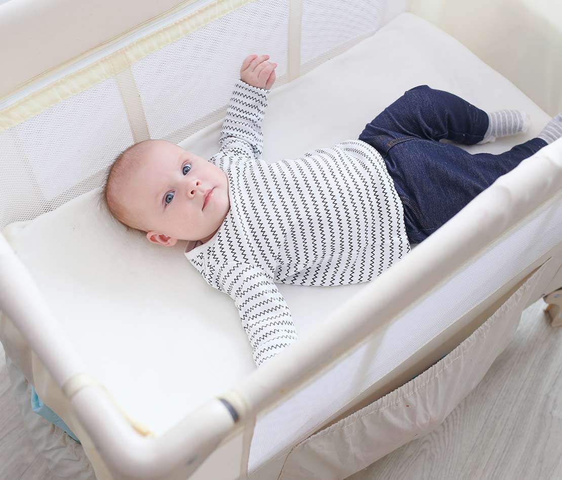 bébé allongé dans son lit parapluie