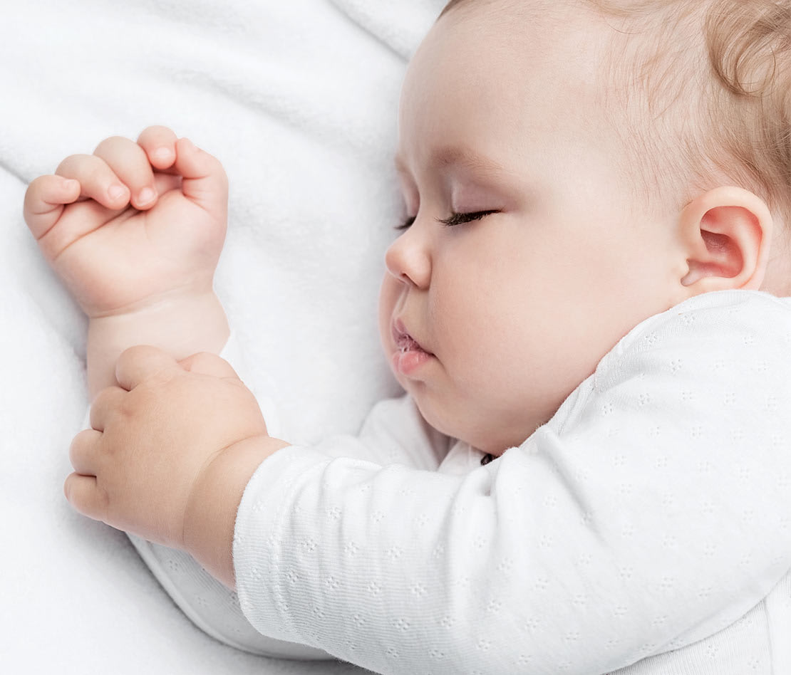 bébé endormit dans son lit