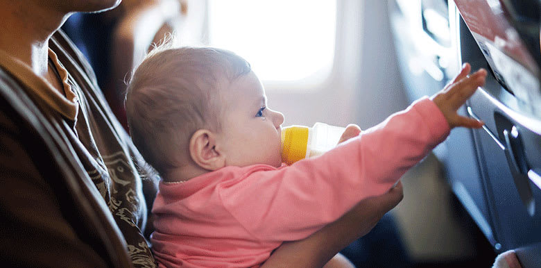 voyager-avec-bebe-mon-sac-davion.jpg