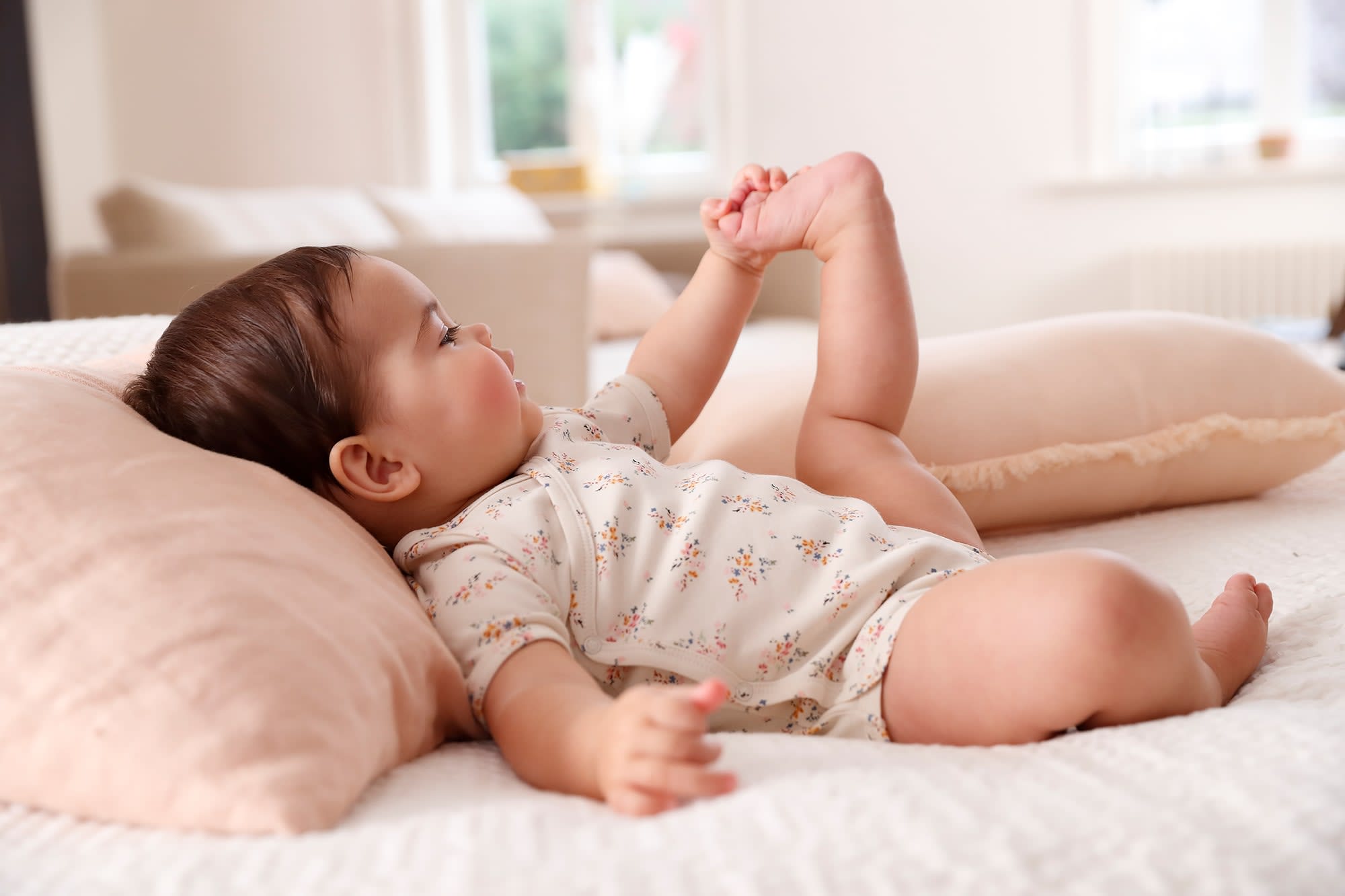 Bébé qui s'amuse seul