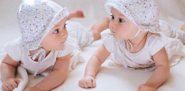Grossesses gémellaires : les chiffres voient double !
