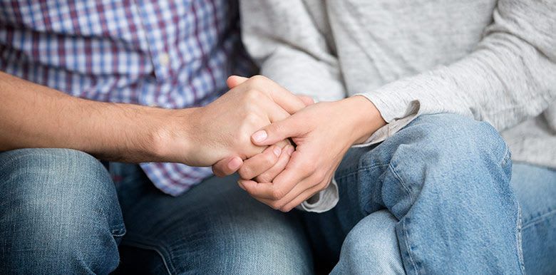couple qui se tient la main et qui attend entre 2 FIV