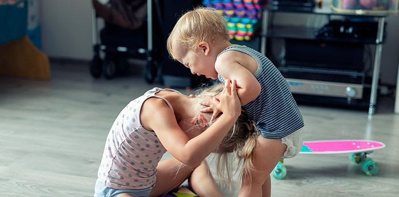 Mon enfant tape les autres : que faire ?