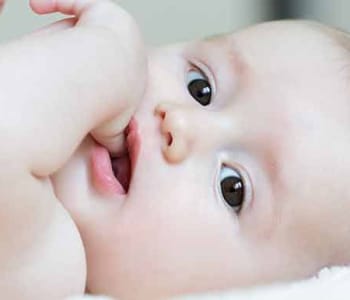 2132_bebe-suce-son-pouce