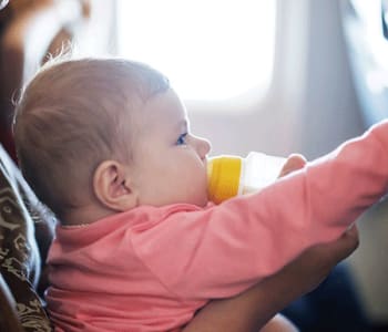 voyager-avec-bebe-mon-sac-davion.jpg